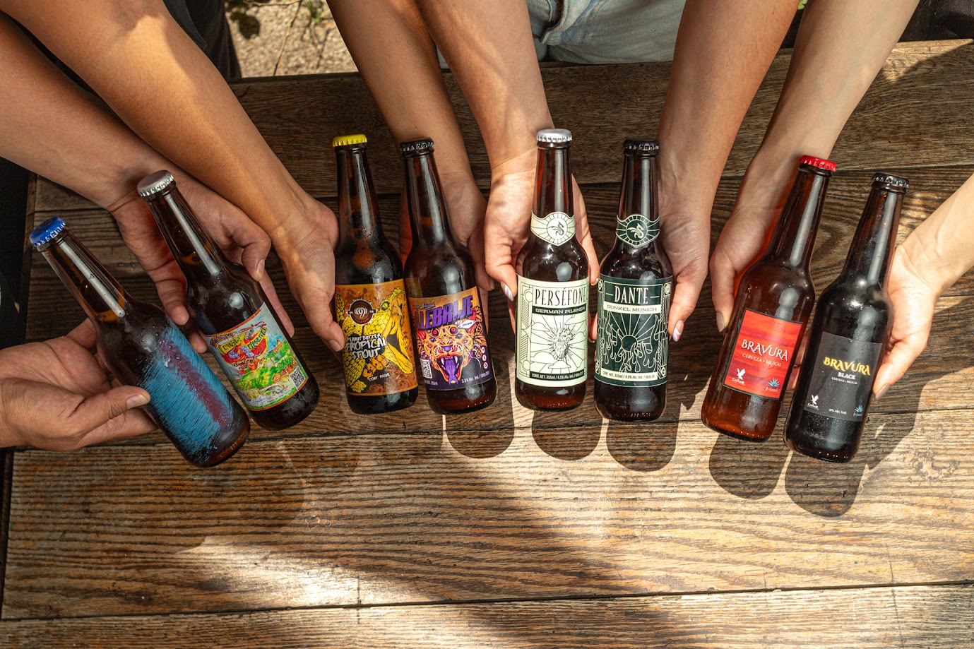 Maestro cervecero elaborando cerveza